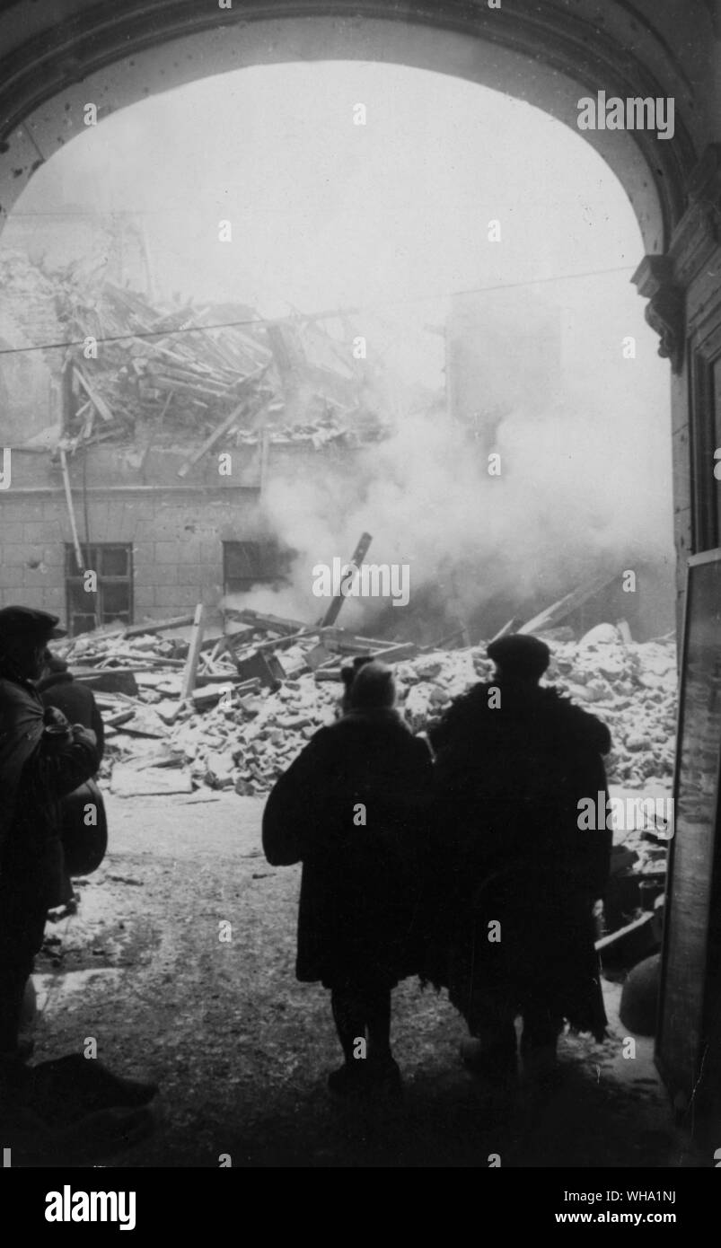 WW2: Warschau, Polen/Bürger der Stadt in den ersten Stunden nach der Befreiung, 1945. Stockfoto