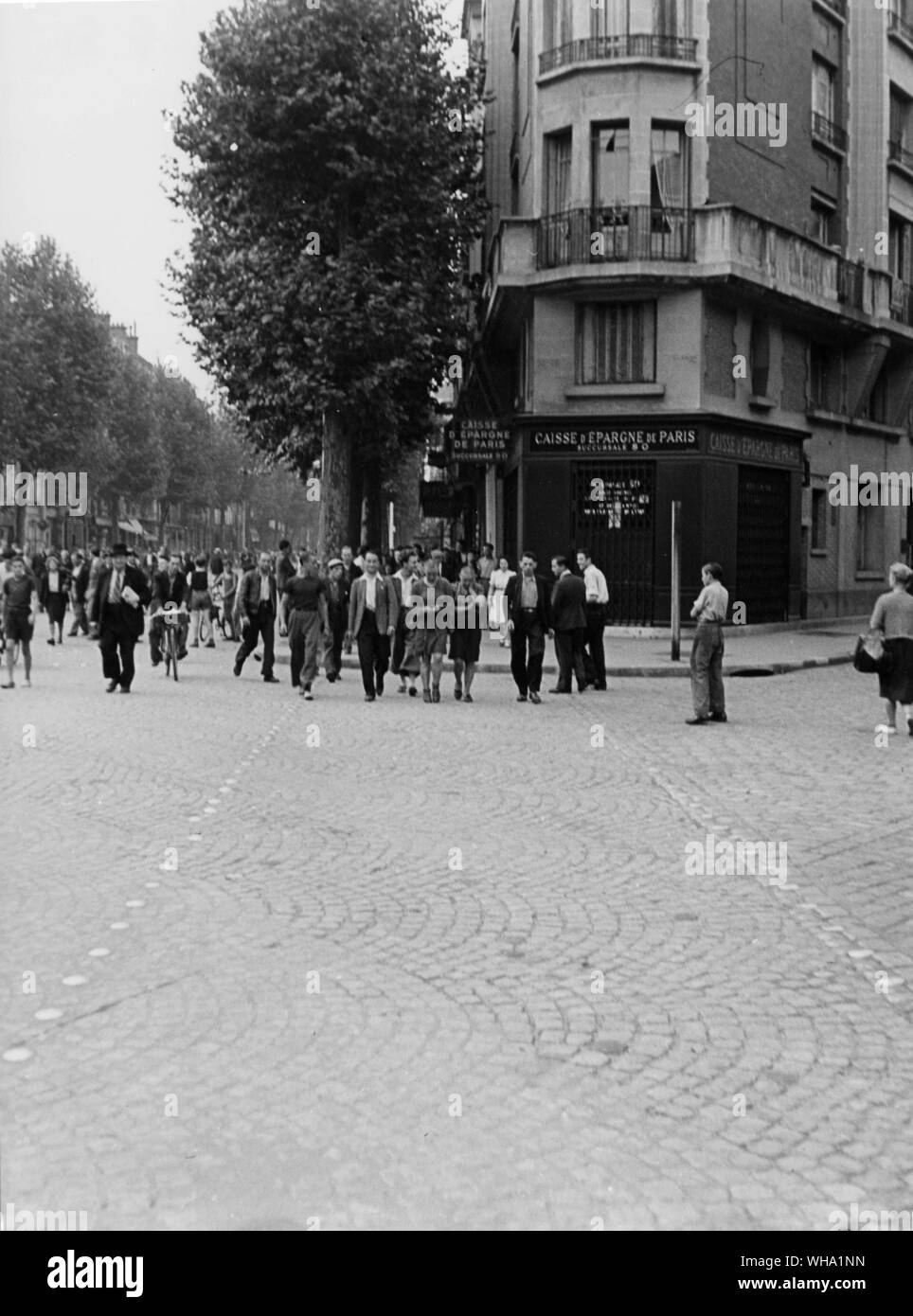 WW2: Befreiung von Paris, August 1944. Franzosen, die die Straße überqueren. Stockfoto