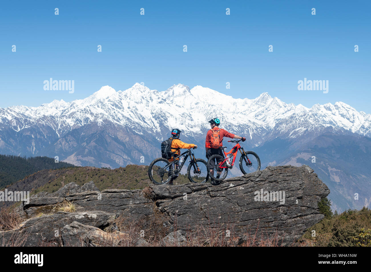 Mountainbiken im Himalaya mit Blick auf den Langtang Bergkette in der Ferne, Nepal, Asien Stockfoto