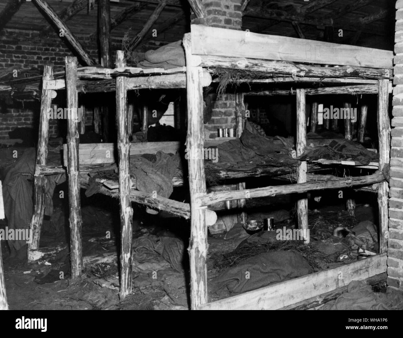 WW2: Hier sind die Schlafräume in den NS-Gefangenenlager auf Wobbelin, Deutschland. Von den Männern des 8 Infanterie Division befreit, UNS 9 Armee. Die Lager hielt über 4000 Gefangene, 150 von denen wurden jeden Tag gestorben zu sein. Stockfoto