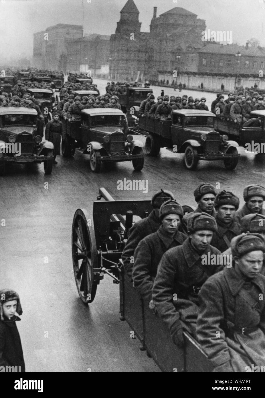WW2: Russland, Moskau/: Gun - Männer auf dem Weg zur Front. Stockfoto