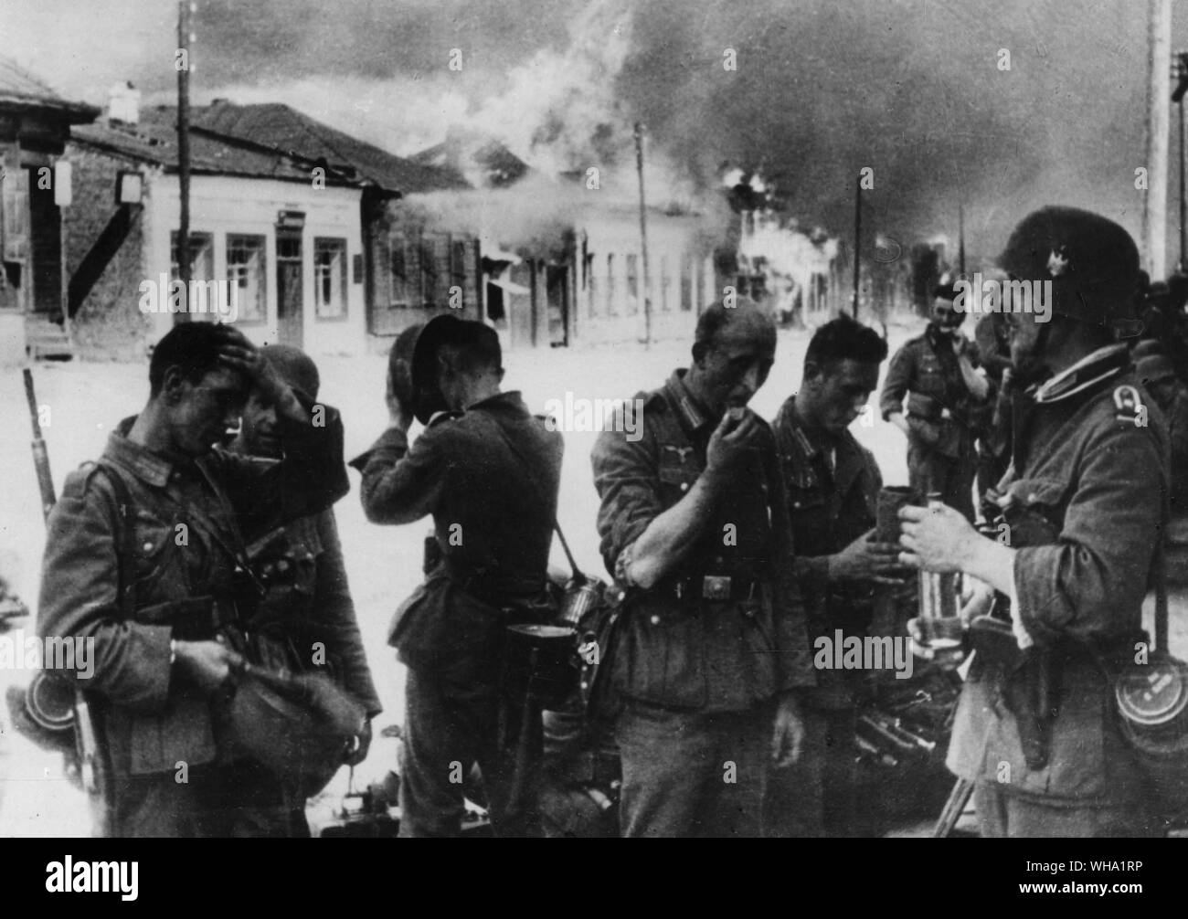 WW2: Ein heisser Empfang warten auf die Nazis, als sie die Stadt Witebsk, Russland, eingegeben, wenn Sie nichts gefunden aber brennenden Gebäuden. Stockfoto