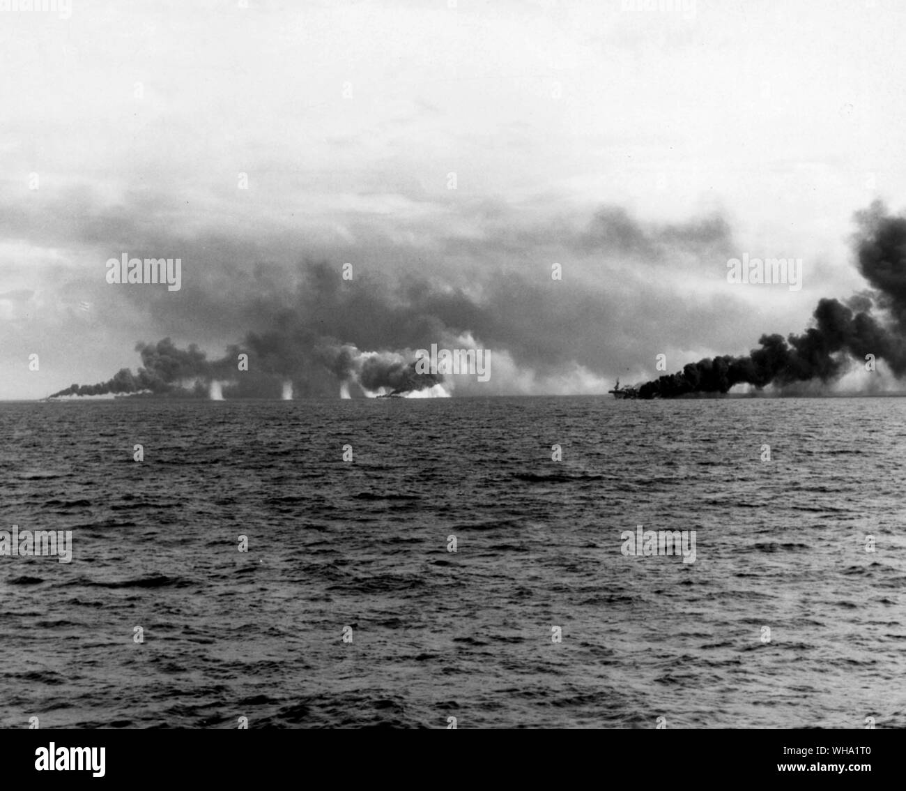 WW2: Carrier Div. 25 Unter zweieinhalb Stunden Angriff durch die japanische Flotte aus Leyte Gulf. Stockfoto