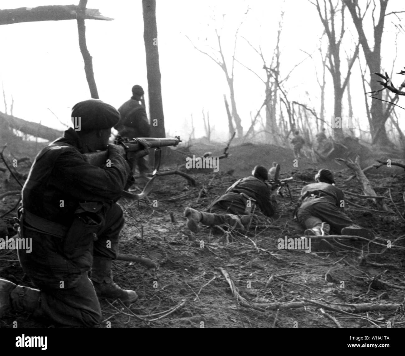 WW2: Kommandos (British?) aus, runden Scharfschützen in Wessel, Deutschland links eingestellt. 23. März 1945. Stockfoto
