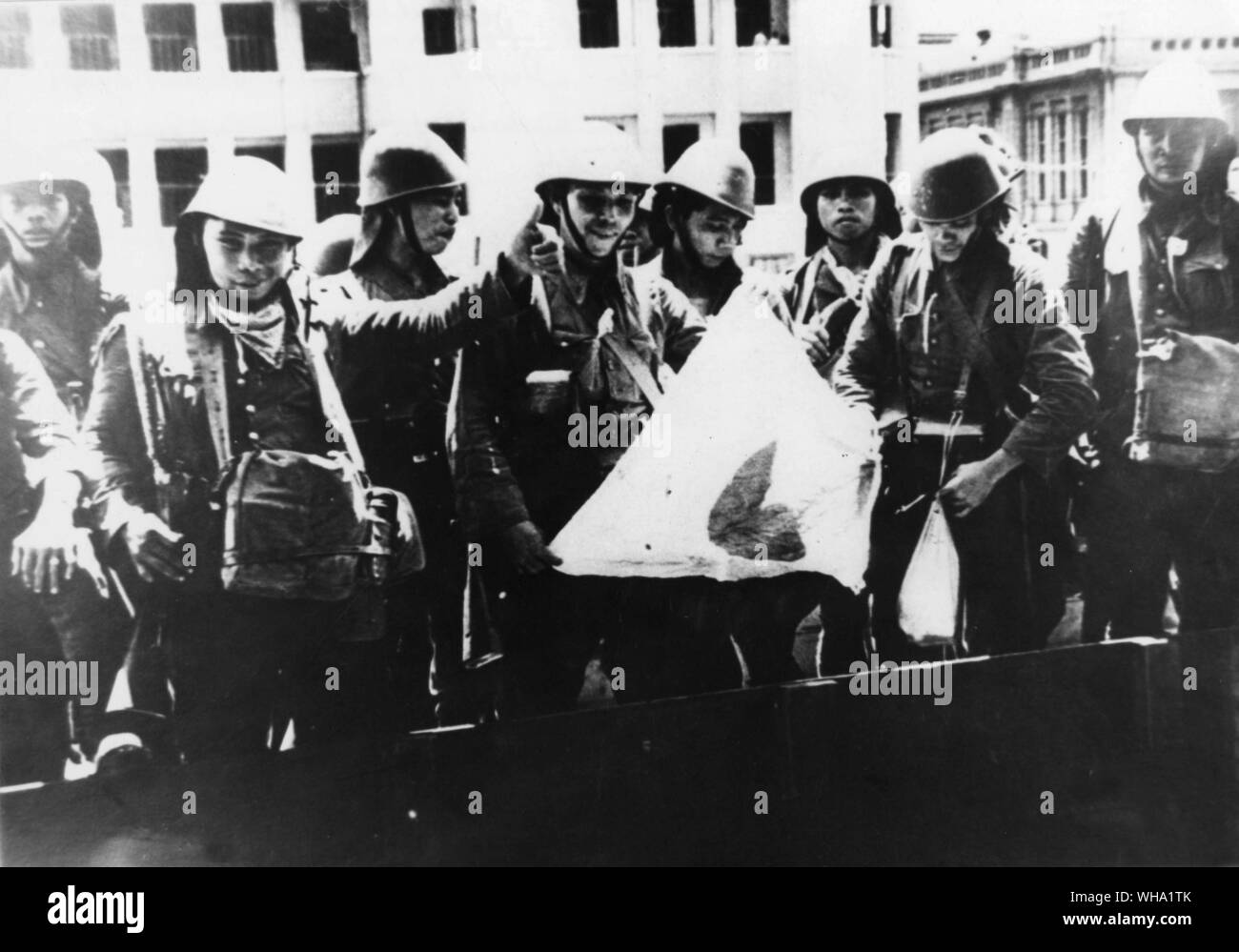 WW2: Niederländische Soldaten mit japanischer Flagge in Niederländisch-ostindien, 1942. Stockfoto