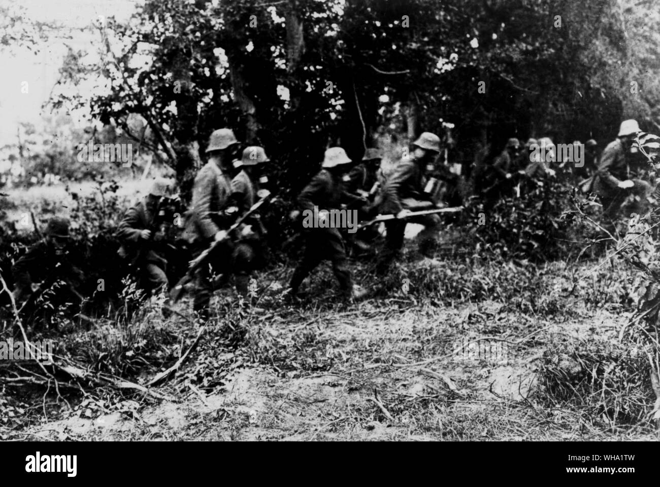 WW1: Deutsch Sturm Truppen in Gasmasken durchdringende Ploegsteert Holz. Stockfoto
