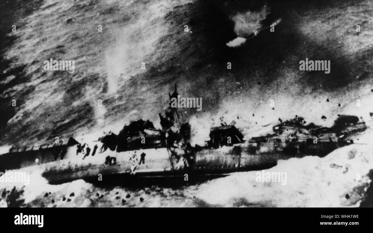 WW2: die Besatzung eines Japanischen escort Schiff hastig verlässt Schiff, wie sie auf ihre Seite rollen nach Erhalt direkte Treffer von Flugzeugen der 5 US Air Force. 1. April 1945. Stockfoto