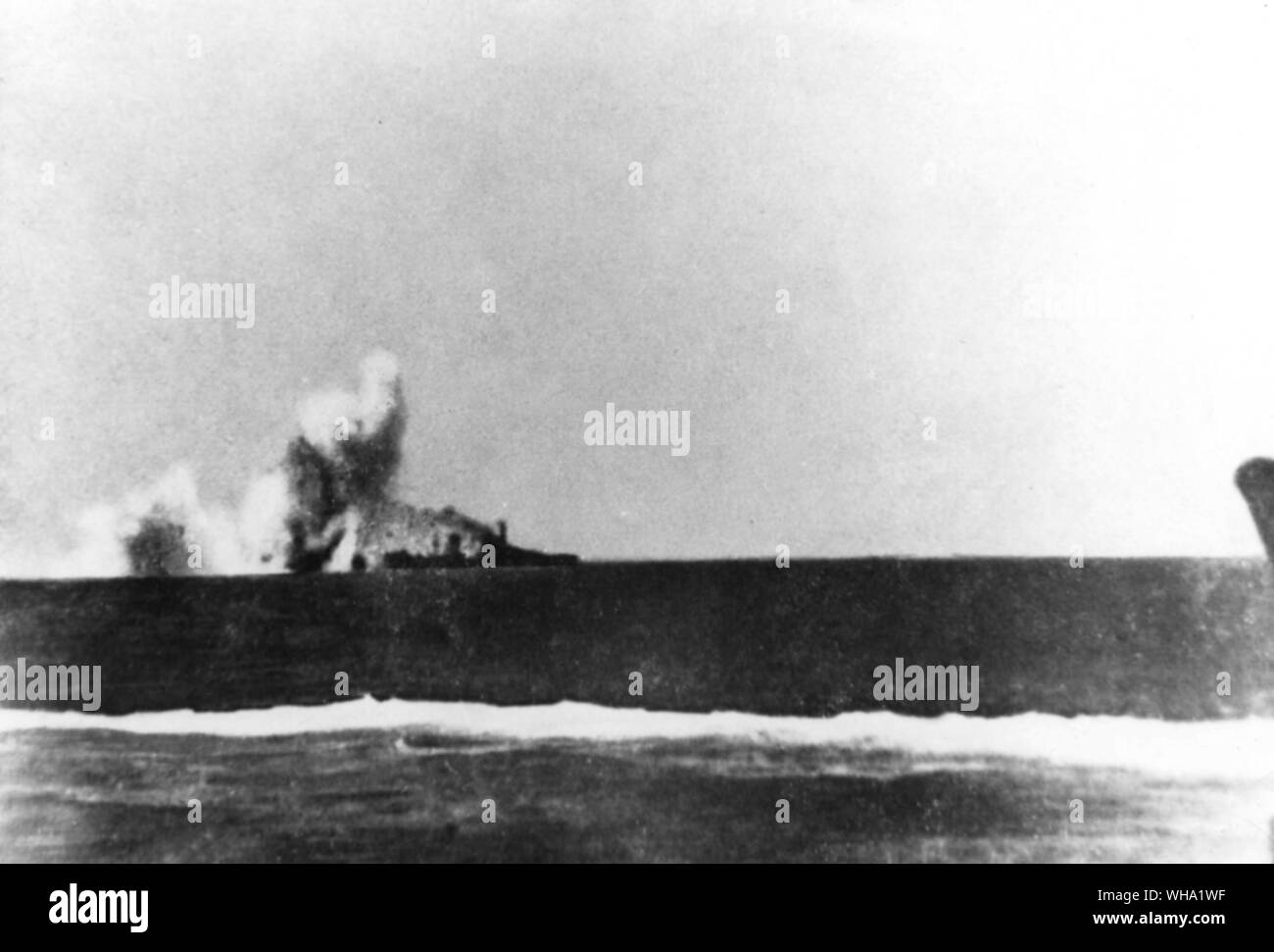 WW2: Niederländische Marine verteidigt Niederländisch-ostindien gegen die Japanische, 1942. Das Schiff ist 'H.M Java'. Stockfoto