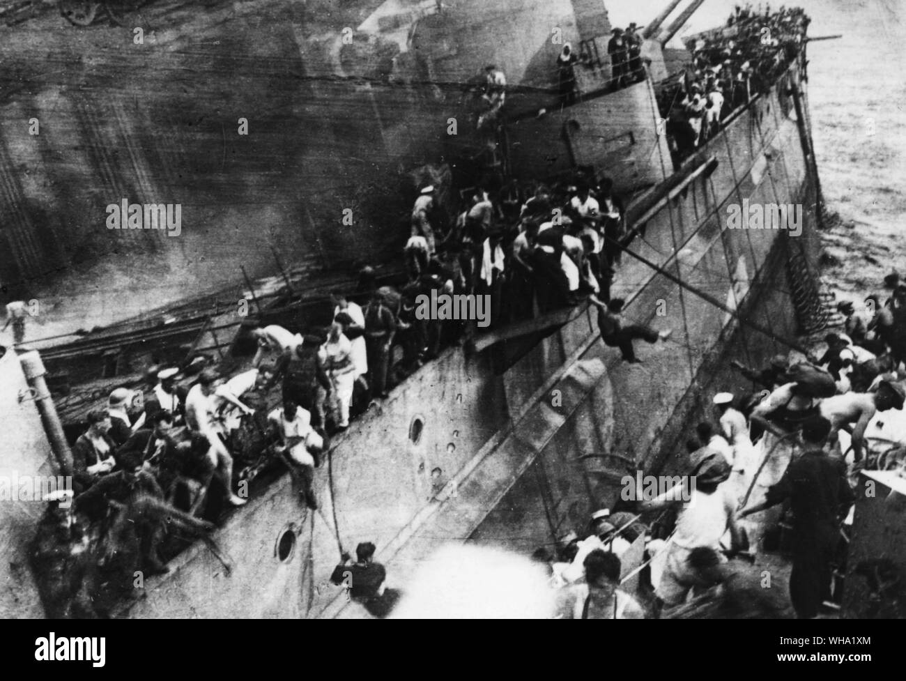 WW2: Untergang des Prinzen von Wales Schlachtschiff, mit Männern nach unten kriechen, um Netze in die Rettungsboote. Stockfoto