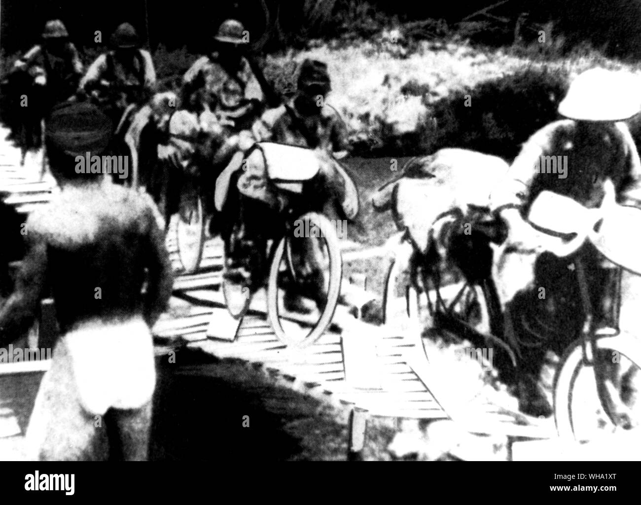 WW2: Japaner auf Zyklen Ritt durch den Dschungel. Stockfoto
