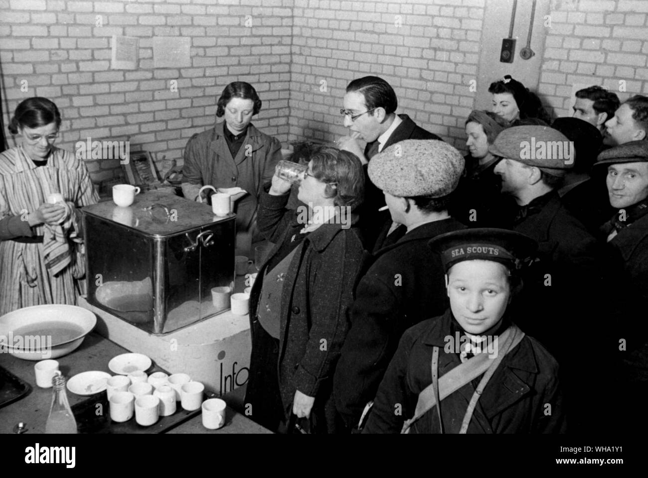 WW2: die Menschen haben zu einer Kantine Erfrischung während des Krieges zu erhalten. Stockfoto
