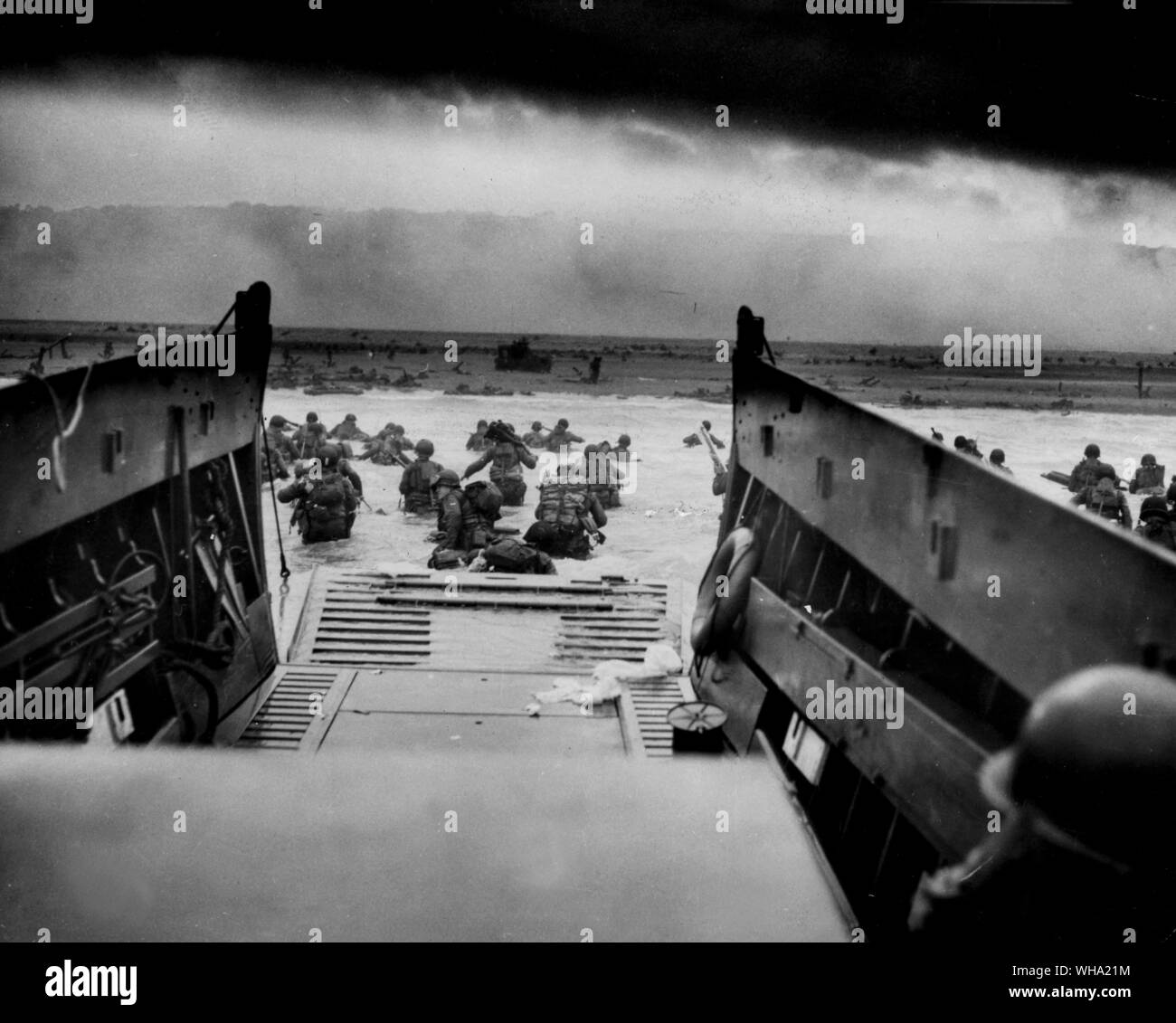 WW2: die Truppen gehen Sie die Rampe der Küstenwache Landung Barge. 6. Juni 1944. D-Day, 1944 Stockfoto