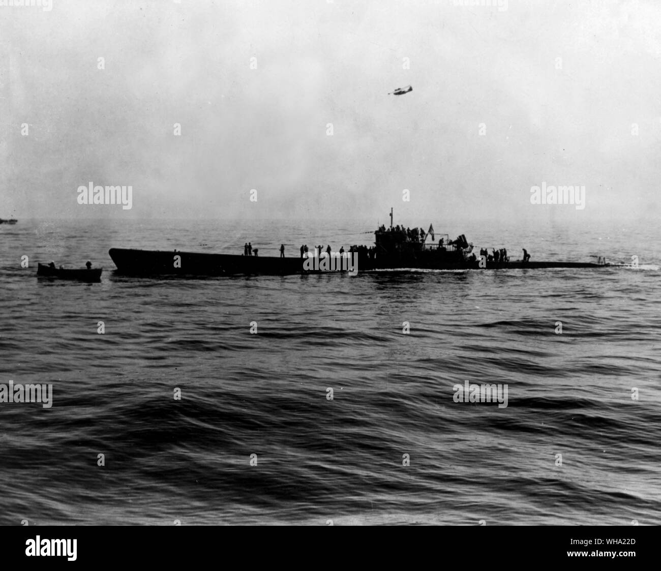 WW2: Eine kleine Bootsladung der u-Experten und Marines an Bord des U-858, 50 Meilen von Cape May, New Jersey. Eine der Zerstörer excorts, zu dem das Deutsche U-Boot verzichtet im Hintergrund. Stockfoto