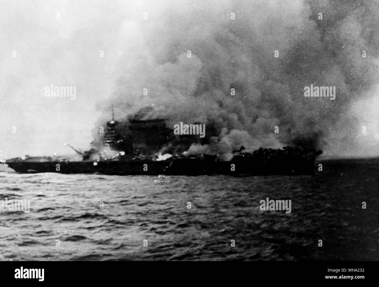 WW2: US Navy/Brennen der USS Lexington (CV-2) nach der Schlacht im Korallenmeer, 8. Mai 1942. Alle Hände verlassen das Schiff und Brände an Deck und in den Super-Struktur begonnen. Stockfoto