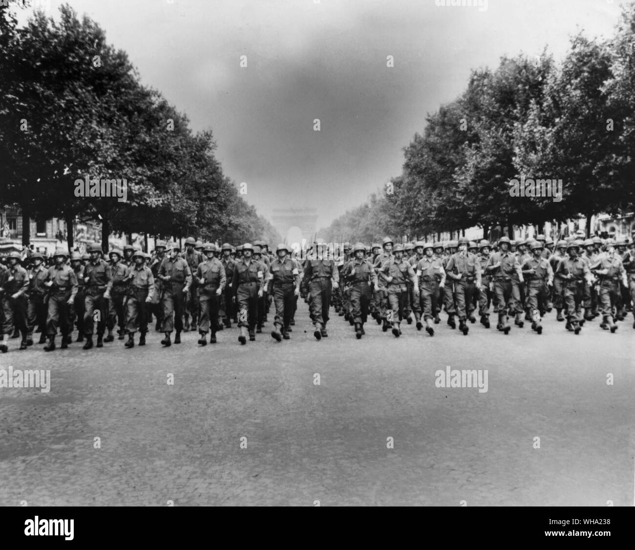 WW2: Befreiung von Paris. 28 Division Truppen März in der siegesparade in Paris, nach der Befreiung der Stadt. Die Einheiten wurden in Schlachtordnung gehalten und Wiederaufnahme der Kämpfe in der benachbarten Landschaft. Stockfoto