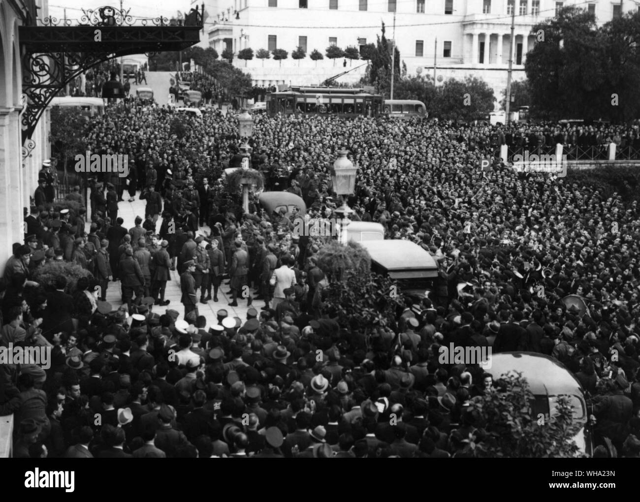 WW2: Dichte Menschenmassen versammeln sich in Athen (Constitutor) zu neuesten Nachrichten von vorne zu hören. 3. Dez. 1940. Stockfoto