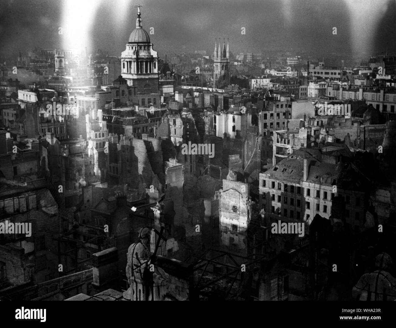 WW2: Ein Blick von Oben auf die St Paul's Kathedrale, die selbst unbeschädigt, die Verwüstung und die Ruine im Herzen der Stadt. Januar 1941. Stockfoto
