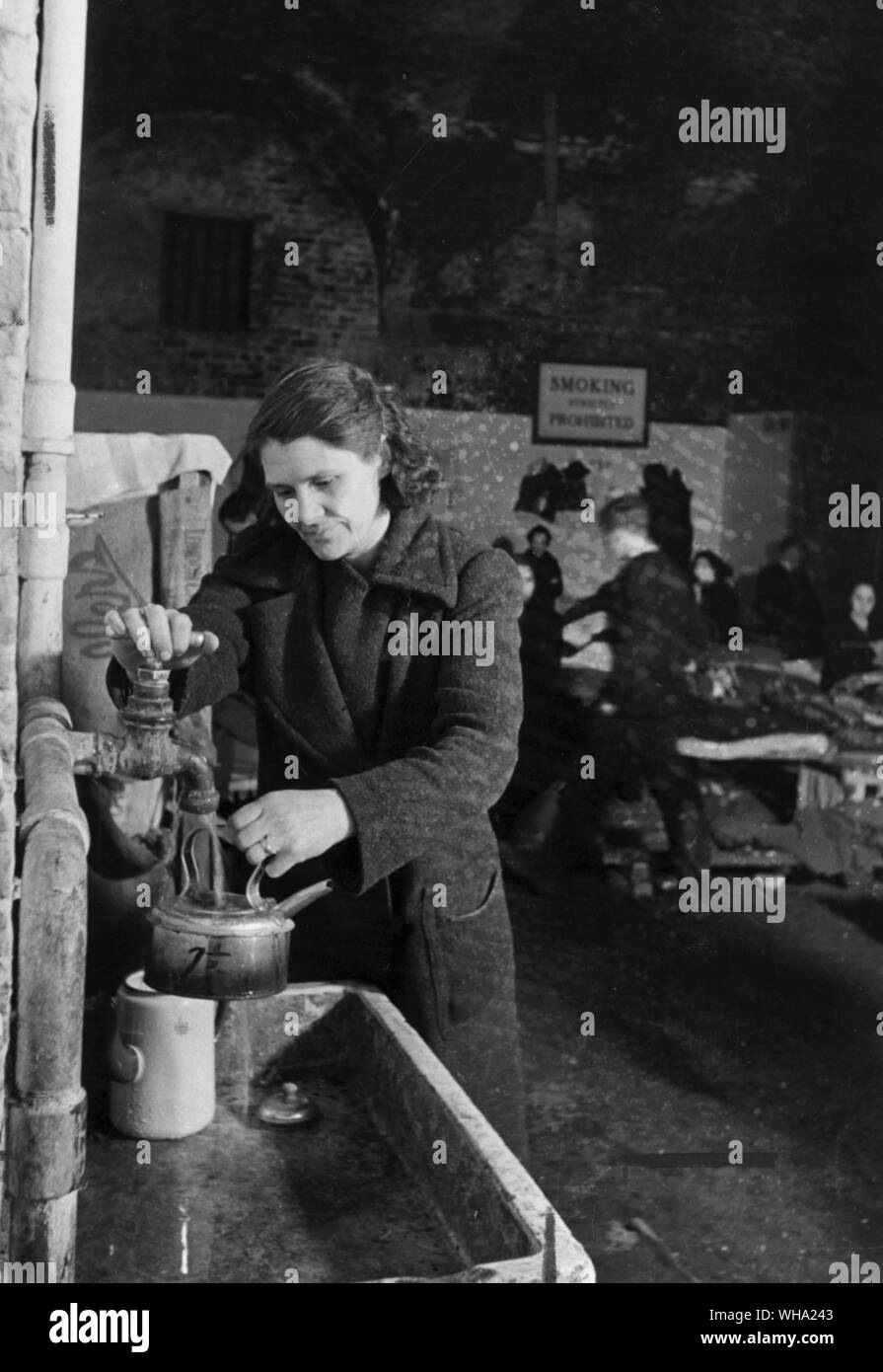 WW2: South East London Tierheim. Hier unter den Bögen gibt es Armaturen und Waschbecken, wo Mütter ihre Kessel um Essen ihre Babys' füllen können. Geschirr muss gespült werden unter den gleichen tippen. Stockfoto