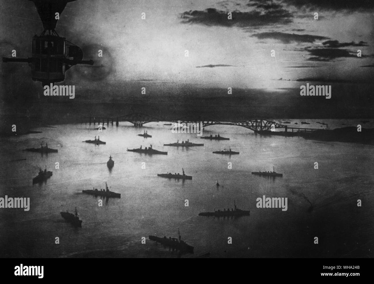 WW2: eine Luftaufnahme von einem Teil der Grand Fleet vor Anker in der Firth-of-Forth, von der Britischen Luftschiff R9. Stockfoto