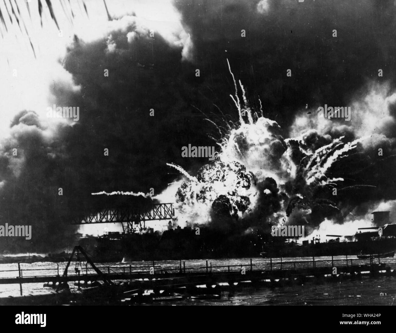 WW2: Pearl Harbor, Hawaii. Das Magazin der Zerstörer USS Shaw (DD-373) explodiert während des Angriffs von japanischen Flugzeugen. 12. Juli 1941. Stockfoto