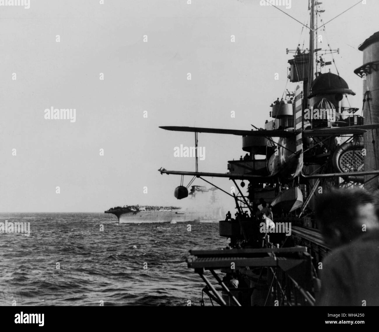 WW2: Pazifischer Ozean. Der Flugzeugträger USS Lexington (CV-2) (Hintergrund) brennt nach der Schlacht im Korallenmeer. Stockfoto