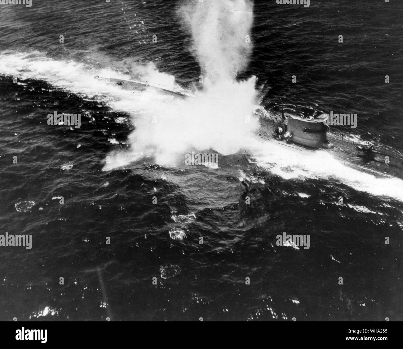 WW2 ein Deutsches UBoot einen Angriff durch einen TBF Avenger Flugzeuge aus der Escort