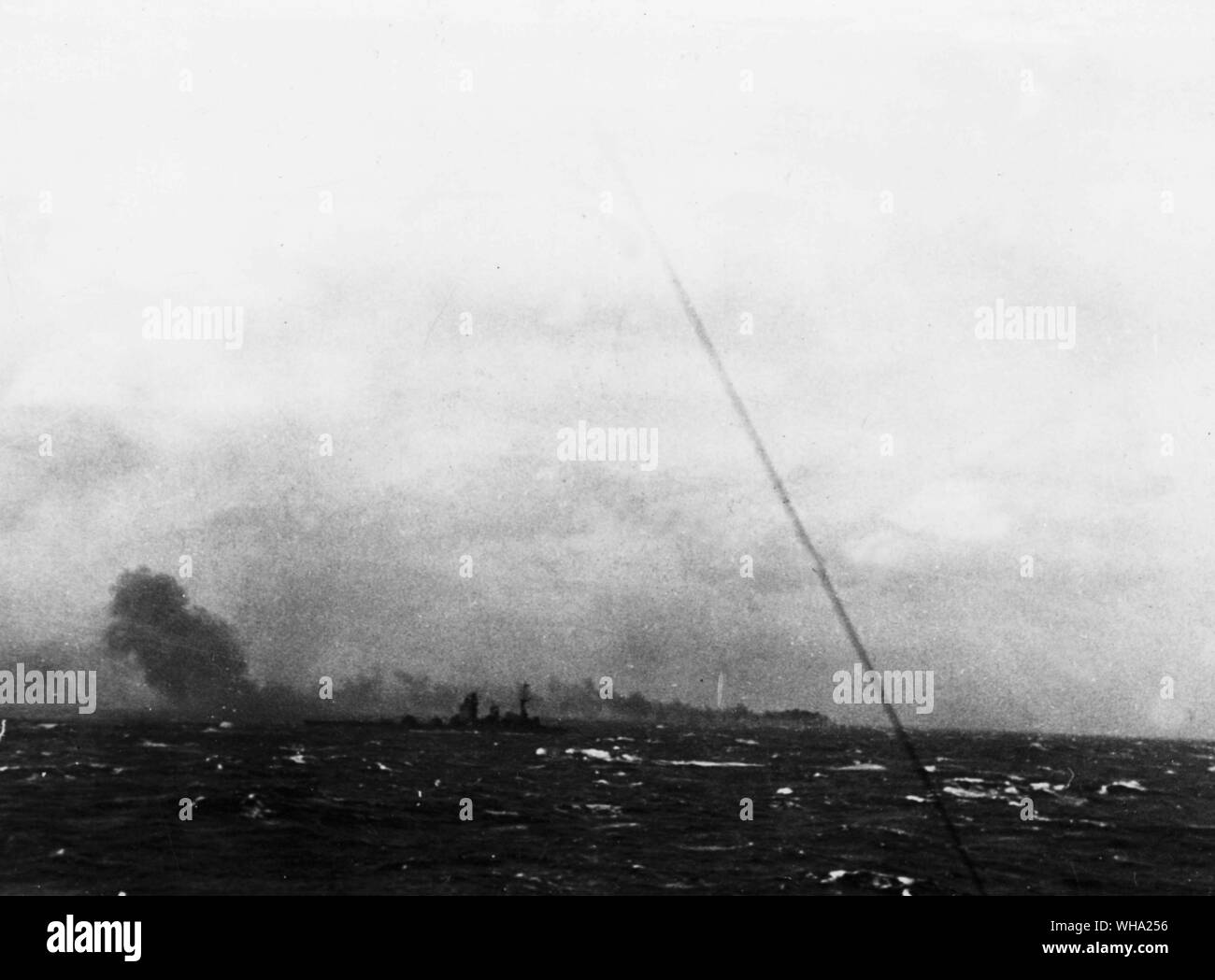 WW2: Rodney mit deutsche Schlachtschiff "Bismarck" in der Ferne, kurz vor dem Untergang. Stockfoto