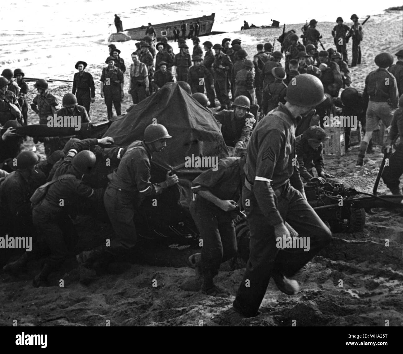 WW2: Amerikanische Soldaten mit ihren Gewehren eingestellt nach der Landung in Algerien. 9. November 1942. Stockfoto