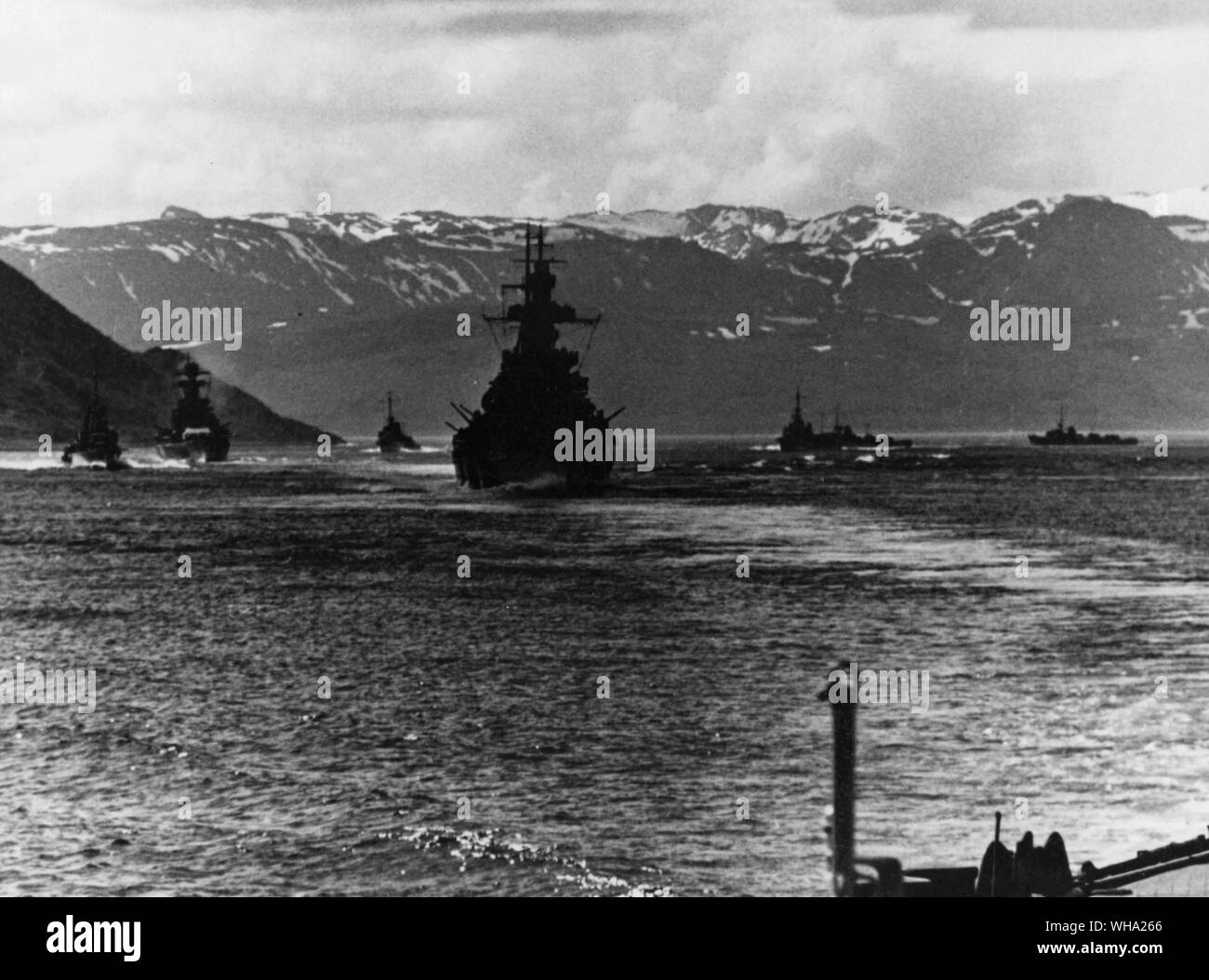 Wk 2: Deutsche Kriegsschiffe verlassen ihre Basis in einem Norwegischen Fjord während des Zweiten Weltkrieges. Das nächste Schiff achteraus ist der Kreuzer Admiral Hipper, gefolgt von Admiral Scheer. Stockfoto