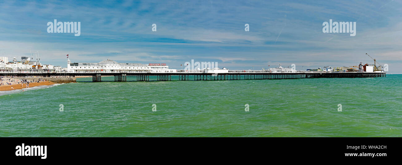 Brighton Pier im Juli - Panorama Stockfoto