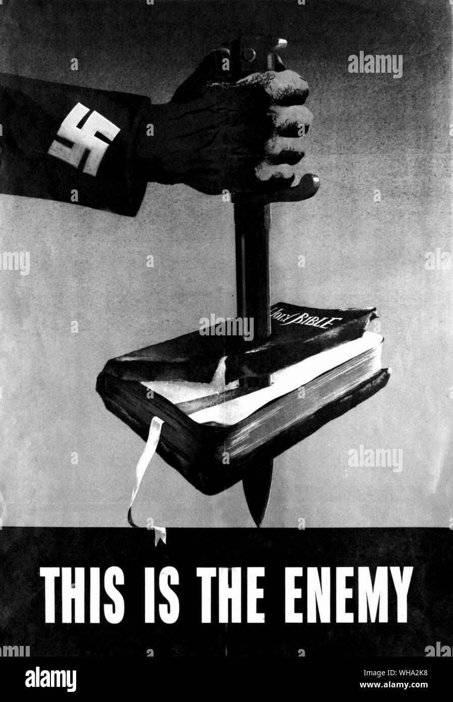 WW2: US-Krieg Plakat. "Das ist der Feind, der Darstellung ein Nazi sein Messer klemmt durch eine Bibel. Stockfoto