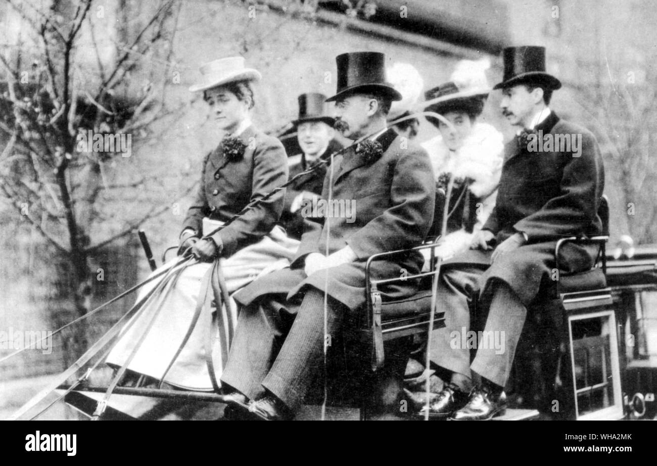 E H Harriman zu spielen. Der kleine Napoleon der Union Pacific (neben dem Fahrer) geht Coaching.. Harriman, [Edward] Roland [Noel] (E. Roland Harriman) US-Bankier und Geschäftsmann; Vorsitzender der Union Pacific Railroad Co. 1946-1949; Präsident des Amerikanischen Roten Kreuz 1950-1953; Bruder von W. Averell Harriman - 1895-1978 Stockfoto