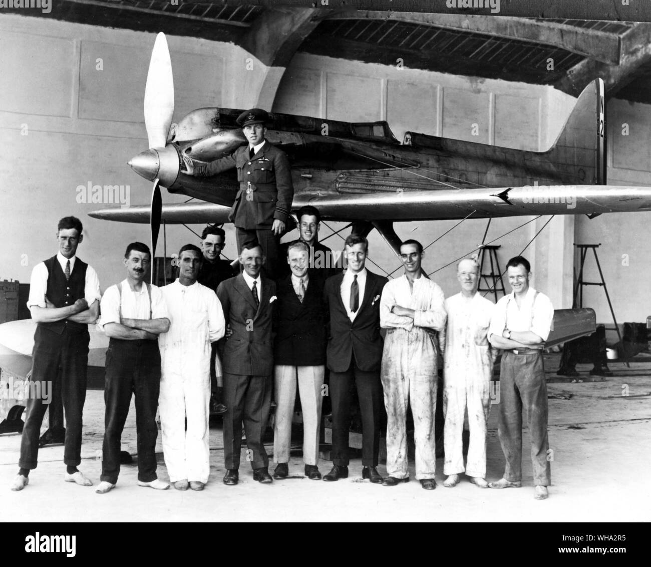 Die Supermarine Teil der britischen Mannschaft für die 1927 Schneider Trophy mit der Supermarine S 5. R. J. Mitchell, der Chefdesigner von allen Schneider Trophy Flugzeuge und der Prototyp Spitfire, ist 5. Von der in der vorderen Reihe links.. Flight-Lieutenant Webster, Gewinner des 1927 Trophäe, steht auf der Flugzeuge. Stockfoto
