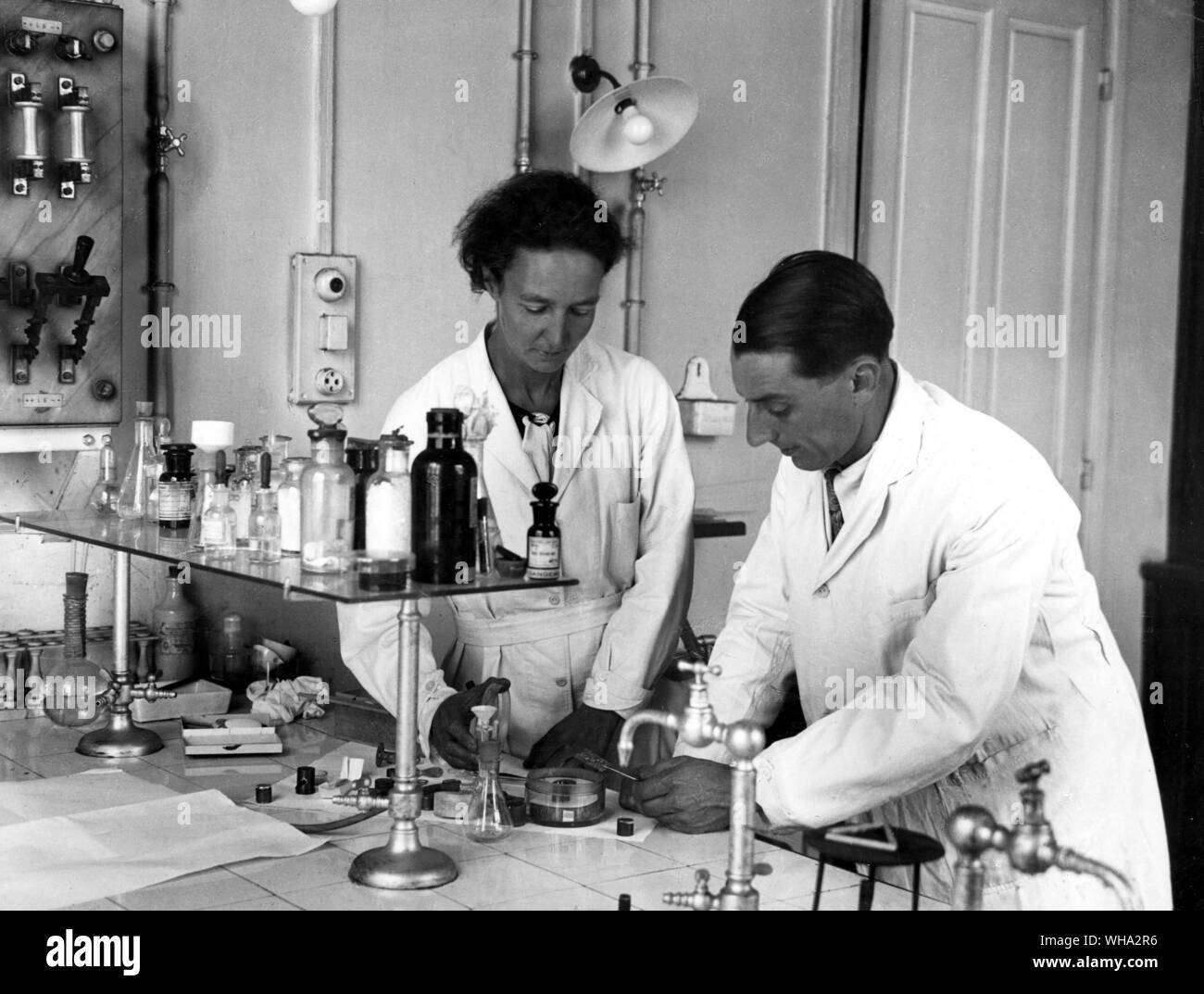 Frederic und Irene Joliet-Curie in ihrer Pariser Labor Stockfoto