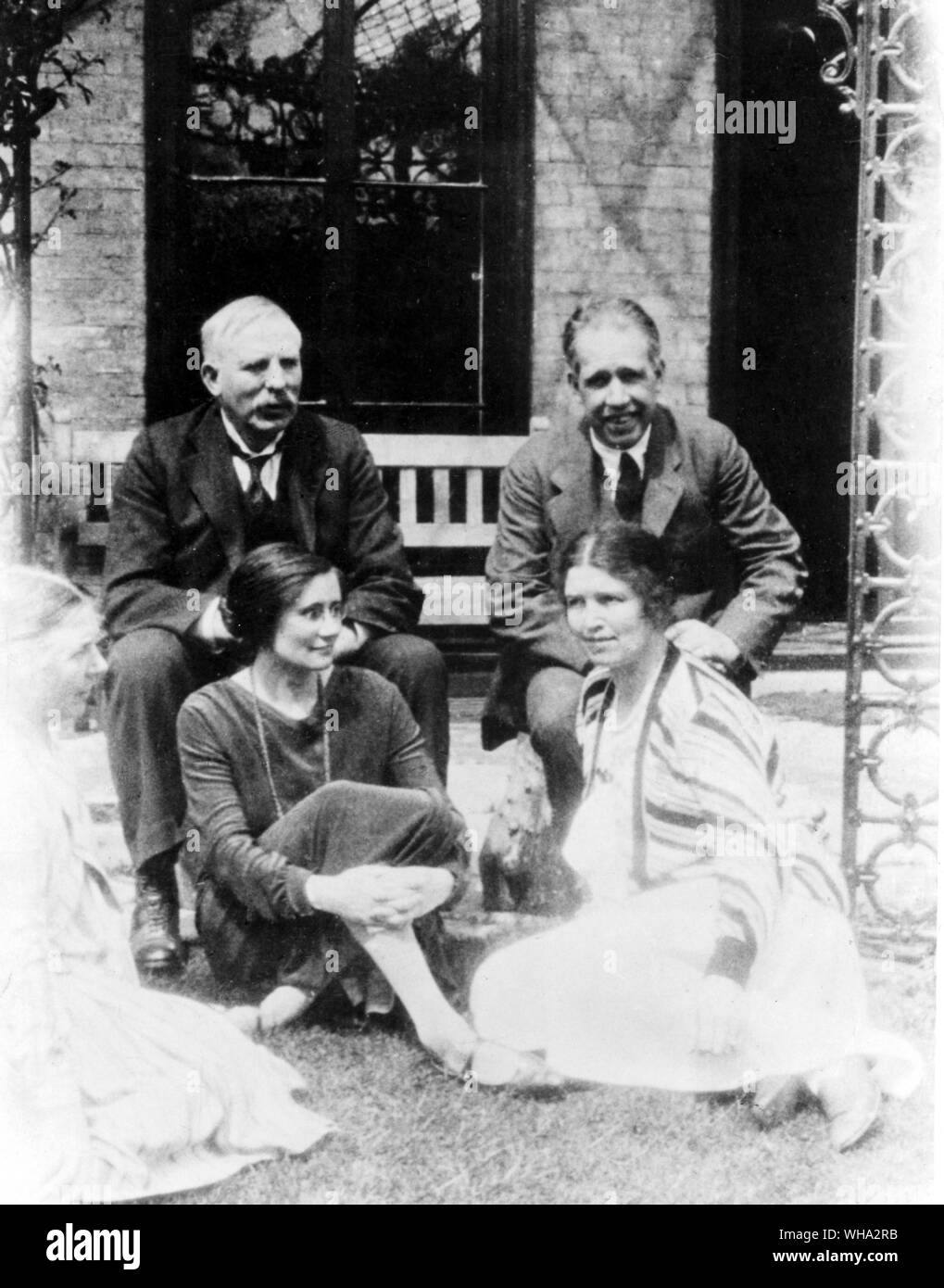 Herr Ernest Rutherford (1871-1937) und Dame Rutherford, Niels Bohr und Frau Bohr. Rutherford war ein englischer Physiker, der Radioaktivität untersucht und die Struktur der Atome. Stockfoto