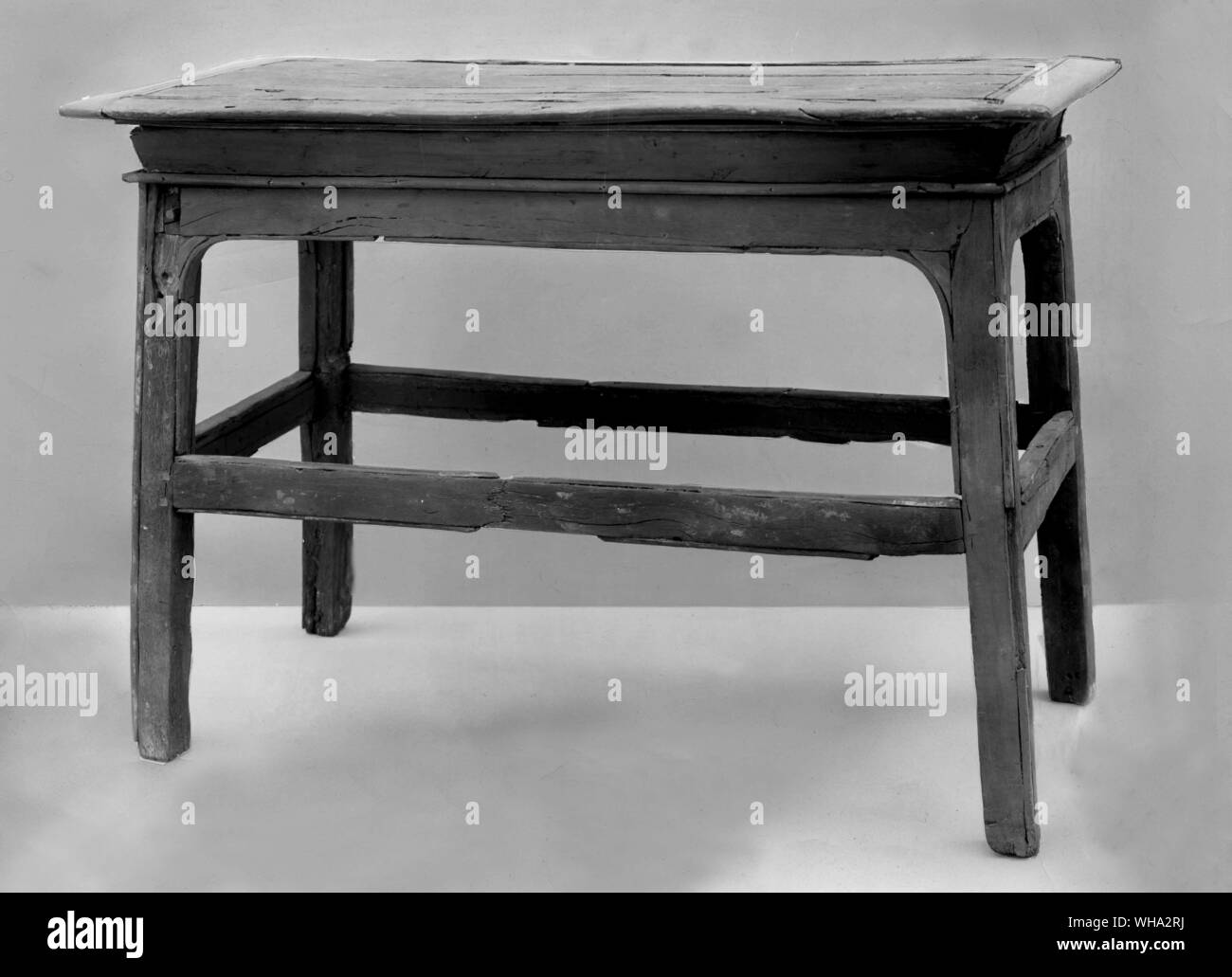 Das alte Ägypten: XVII-XVIII Dynastien. Möbel/Tabelle - Holz (zwei Streifen an der Oberseite sind modern, wie das Blatt von Furnieren und Blöcke unter und einige dreieckige Klammern).. Stockfoto