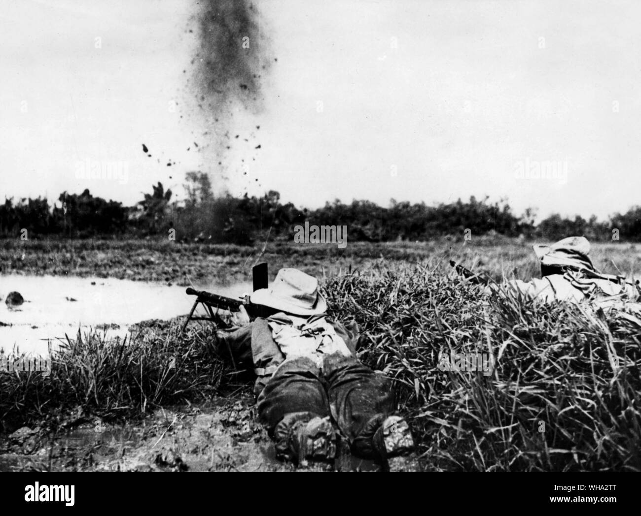 31 Feb 1950: Fremdenlegion Infanteristen voraus über eine überschwemmte ricefield in Cochin, China. Stockfoto