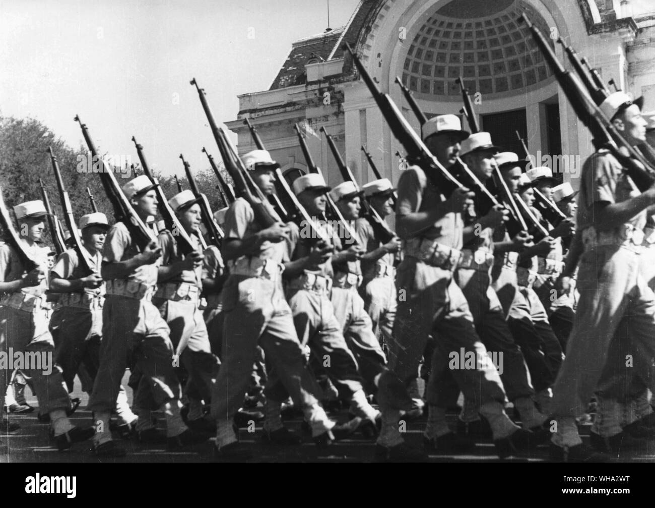 März Vergangenheit durch französische Ausländische Legionäre in Salgon. Stockfoto