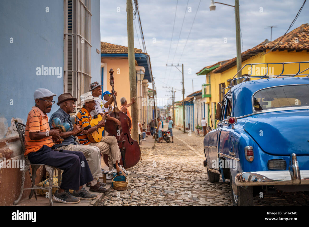 Ältere Kubaner spielen Musik auf der Straße, American Classic Car, Trinidad, Sancti Spiritus, Kuba, Karibik, Karibik, Zentral- und Lateinamerika Stockfoto