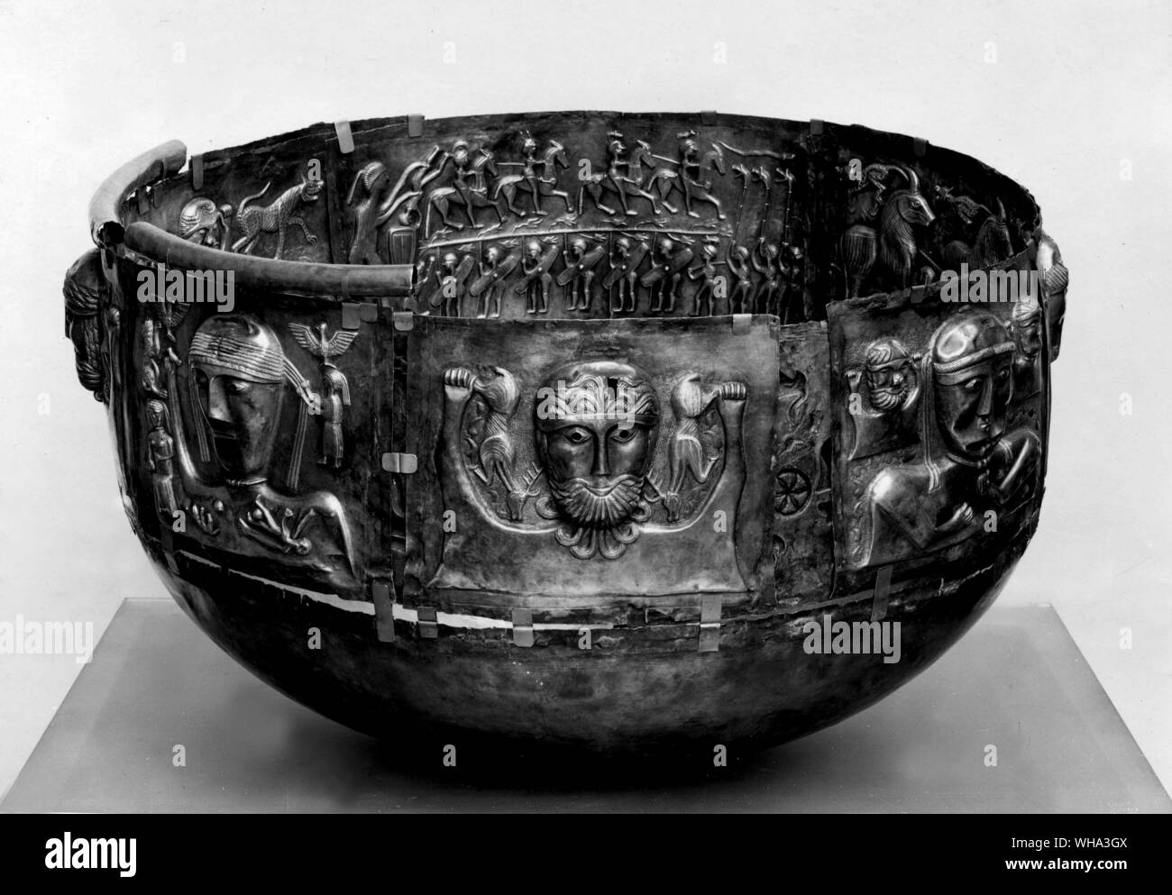 Silber gundestrup Cauldron. Jahrhundert v. Chr. La Tene. Halbe Länge Zahlen der Götter und Göttinnen halten menschlichen Figuren und fabelhafte Tiere. Durchmesser = 27 mm. Stockfoto