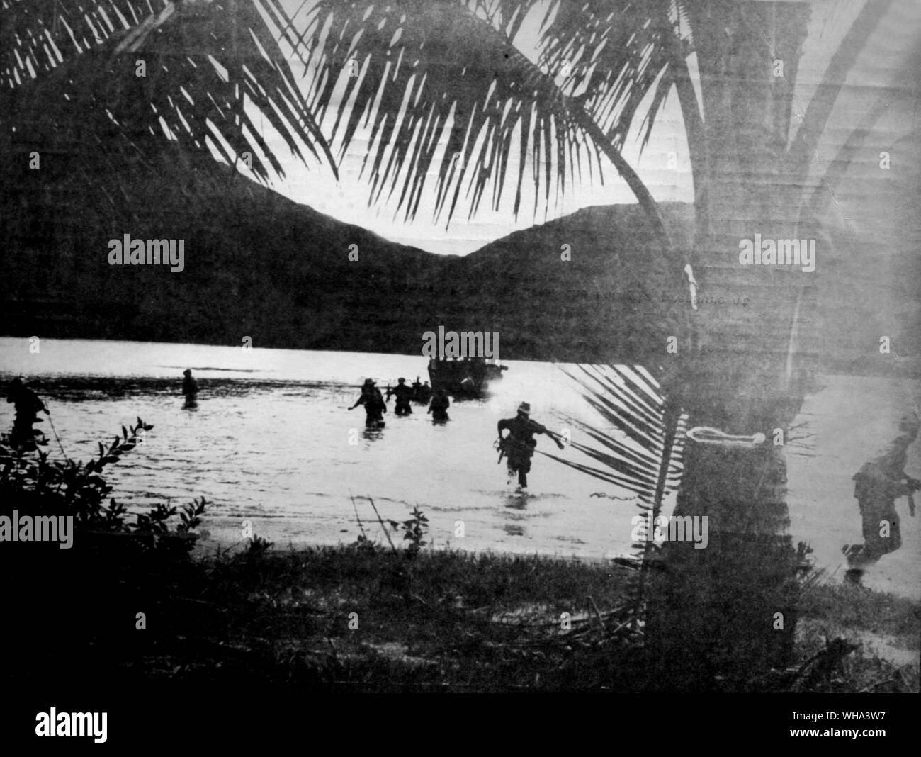 12. Feb. 1953: Französische Landung am Qhi-Nhon (Indochina). Der Krieg in Indochina geht weiter und in diesem Bild Französisch und Vietnam Truppen gesehen, da sie das Ufer Ansatz bei der Landung am Qhi-Nhon, eine Aktion zur Lockerung der Druck des Feindes an An-Khe.. Stockfoto