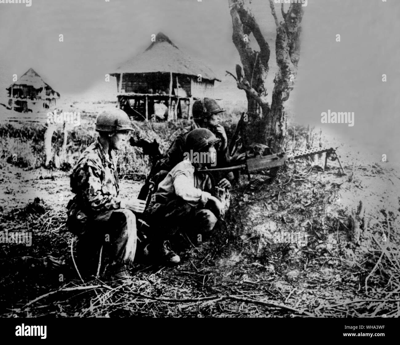 2. April 1954: Französische Truppen haben wieder alle Positionen östlich von der Festung Dien Bien Phu gewonnen. Foto zeigt; vietnamesische Truppen nehmen ihre Positionen auf der Straße landen von Dien Bien Phu im südlichen Zentrum der französischen Widerstand. Stockfoto