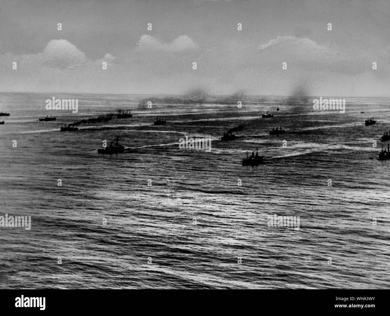 WW1: Ein britischer Konvoi Lenkung ein Zick-Zack-Kurs in der Gefahrenzone. Stockfoto