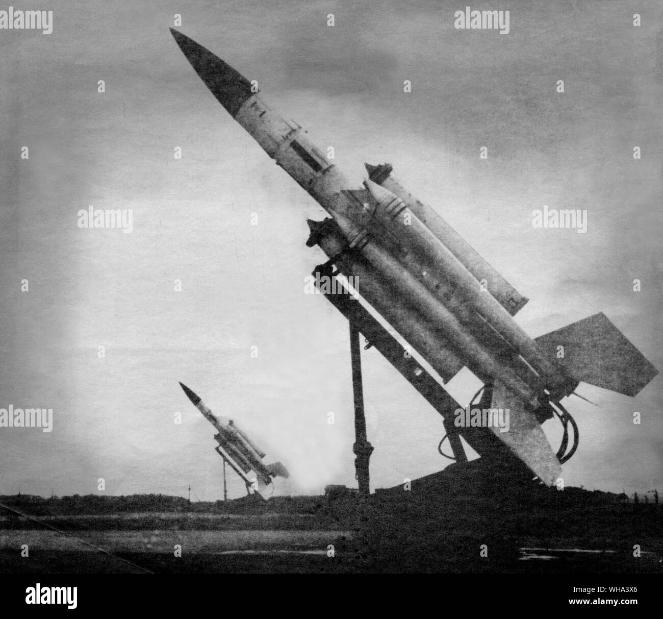 Bristol/Ferranti Bloodhound Raketen in der Bereitschaft für die Trägerraketen an RAF Station, Woolfox Lodge. Oberfläche gelenkte Raketen in die Luft. Stockfoto