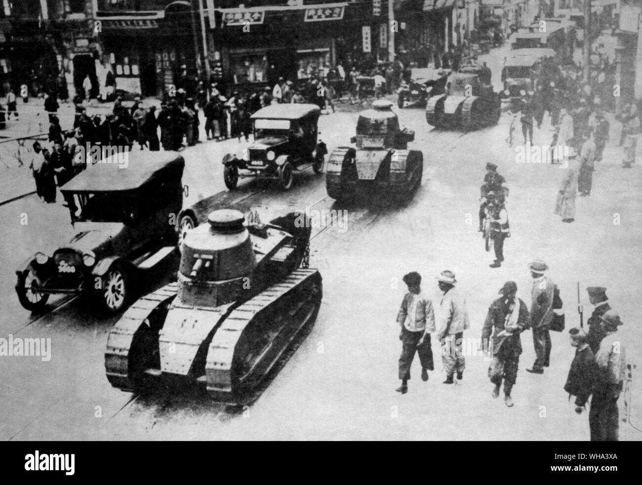 Französische Panzer kommen in Shanghai, Mai 1927. Stockfoto