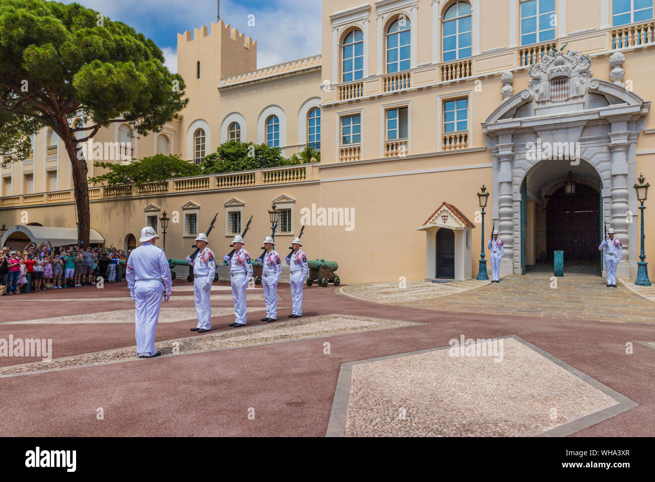 Die Wachablösung im Prince Palace von Monaco in Monaco, Cote d'Azur, Französische Riviera, Frankreich, Europa Stockfoto