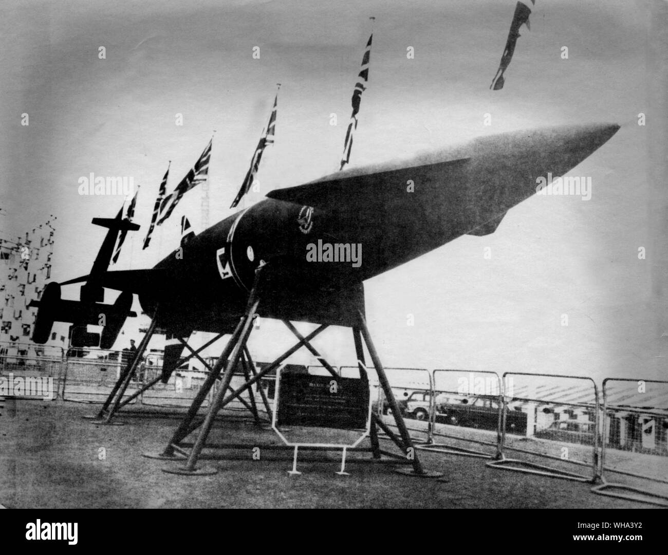 5. Sept. 1960: Raketen in Farnborough. Blue Steel Luft Raketen für den Einsatz von Vulcan und Victor V-Bomber Command der RAF Bomber gestalteten Oberfläche. Ein CT41, a supersonic Ziel Rakete im Hintergrund ist. Stockfoto