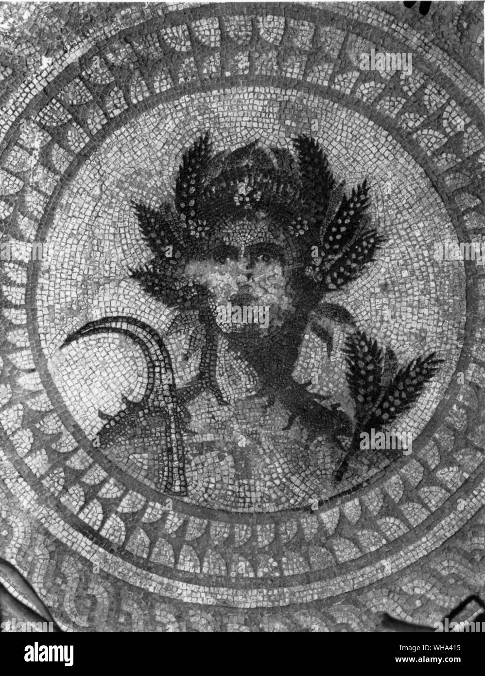 Leiter der Ceres aus der Jahreszeiten Pflaster Cirencester in Dyer Street 1849 gefunden. Ceres, der Tochter des Saturn und der Rhea, Frau - die Schwester von Jupiter, und Mutter von Prosperpina. Ceres ist die Göttin des Getreides, wachsende Pflanzen, und der Liebe, die eine Mutter für ihr Kind. Sie ist die personifizierte und durch Frauen in geheime Rituale auf dem Festival von Ambarvalia, während des Monats Mai gefeiert. Stockfoto