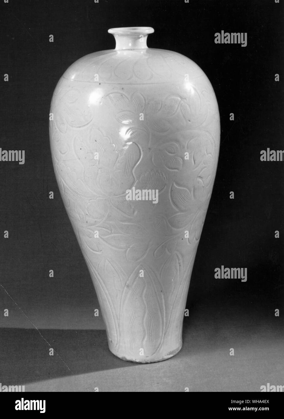 Ting Regentropfen Vase mit eingeschnittenen Dekoration. Sung Dynastie. 960-1279 AD. Höhe 36,9 cm Stockfoto