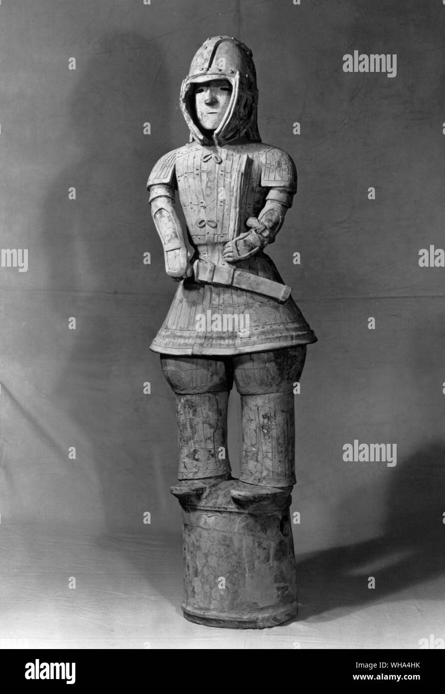Frühgeschichtliche Abbildung von grabkunst Statue in Terracotta.. Ein Mann in Rüstung. 2. bis 6. Jahrhundert AD. Haniwa Stockfoto